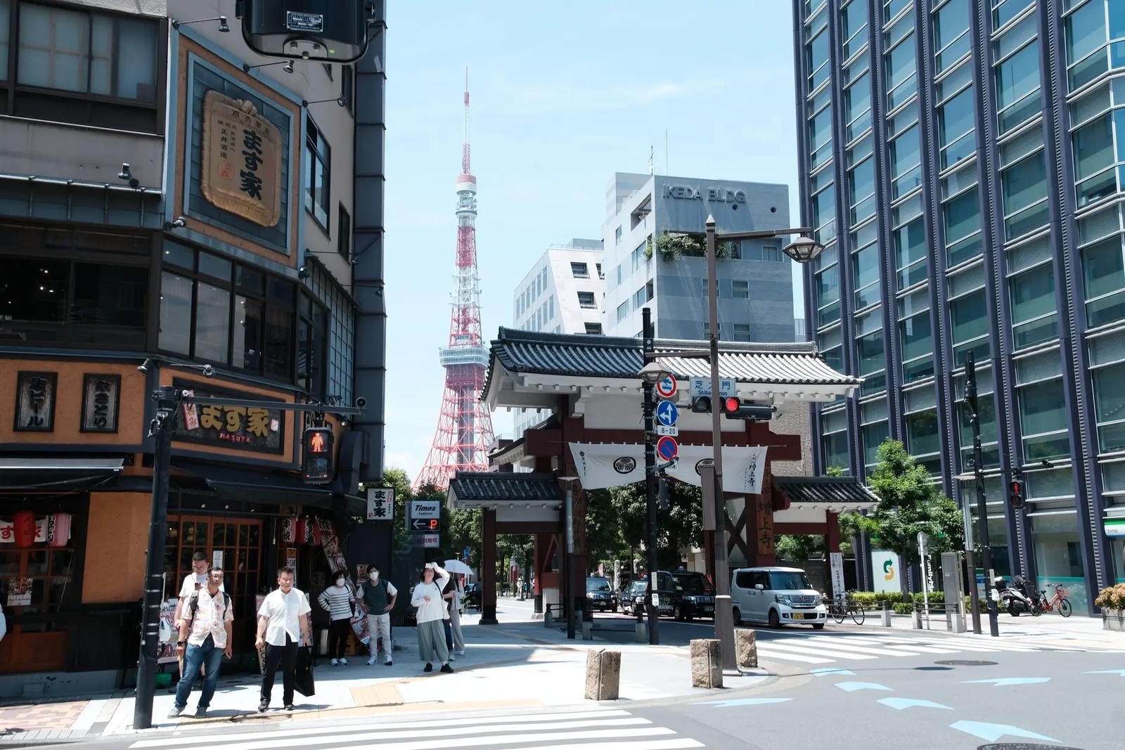 芝大門交差点。増上寺の大門と東京タワーが見える